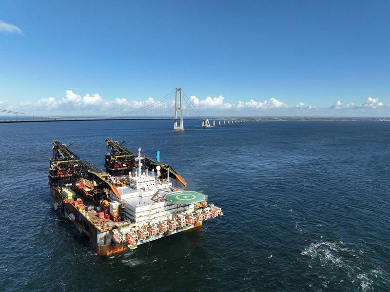Under the Bridge: Heerema's Crane Vessel Thialf Enters Baltic Sea (IMAGES)